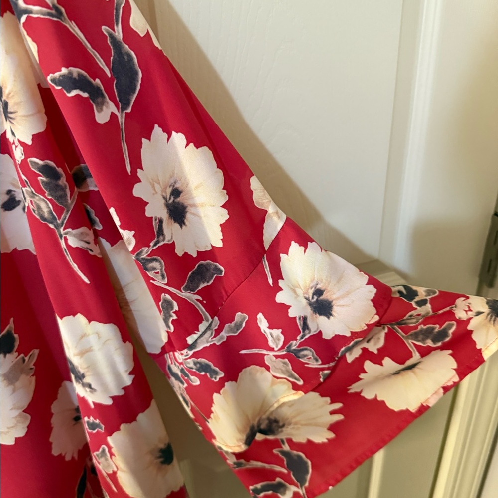 Floral Ruffle Sleeve Top - Perfect for Spring 🌷🌺 - Picture 3 of 8